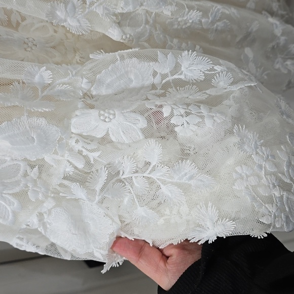 DB Studio Nwt 3D Soft White Floral Lace V-Neck Short Dress, Size 12 - Picture 11 of 16